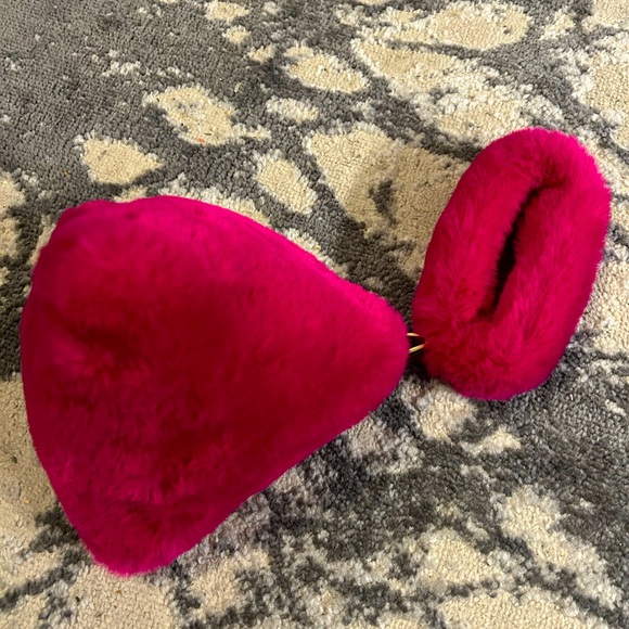 Forever 21 Handbags - Forever 21 Faux Fur clutch
